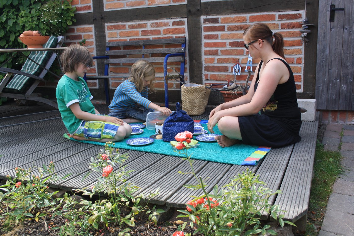 Almost as nice as on the beach: after some tiredness-related troubles we decided to have our picknick just on the patio. 