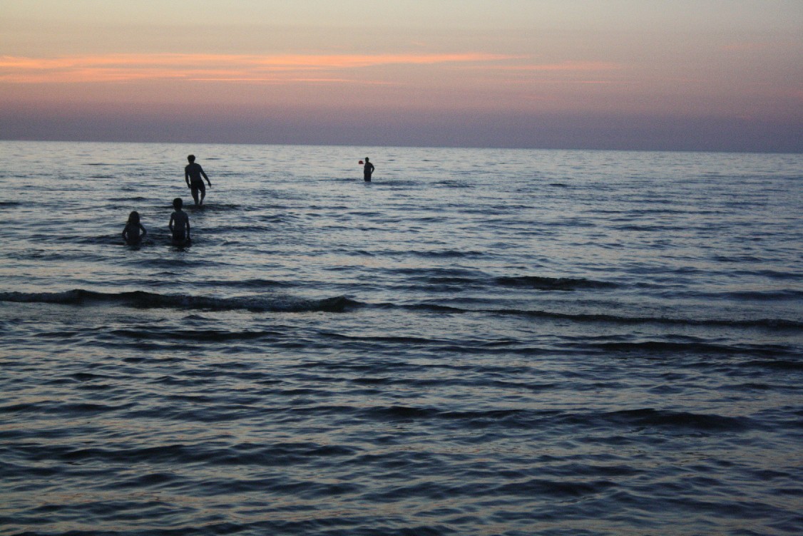 Die Ostsee ist hier äußerst flach. Selbst ganz weit draußen gibt es immer wieder Sandbänke.