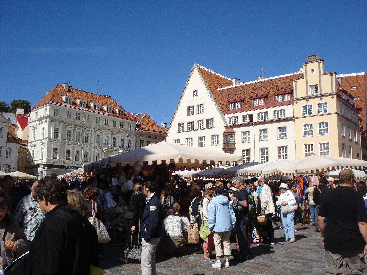 Markt in Tallinn - und Touristen sind überall. 