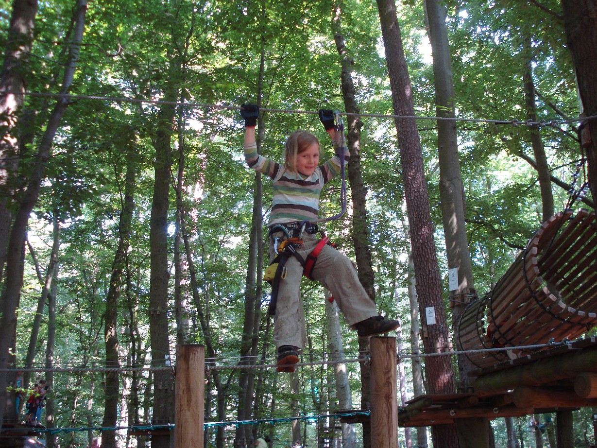 There are seven different ropes courses in the adventure climbing park of Kühlungsborn. The easiest is suitable for five-year-olds. The photo was taken on the second parcours where you have to be at least 1,25 m high. 