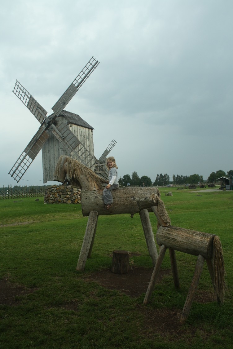 saaremaa-windmühlen-holzpferde-kind