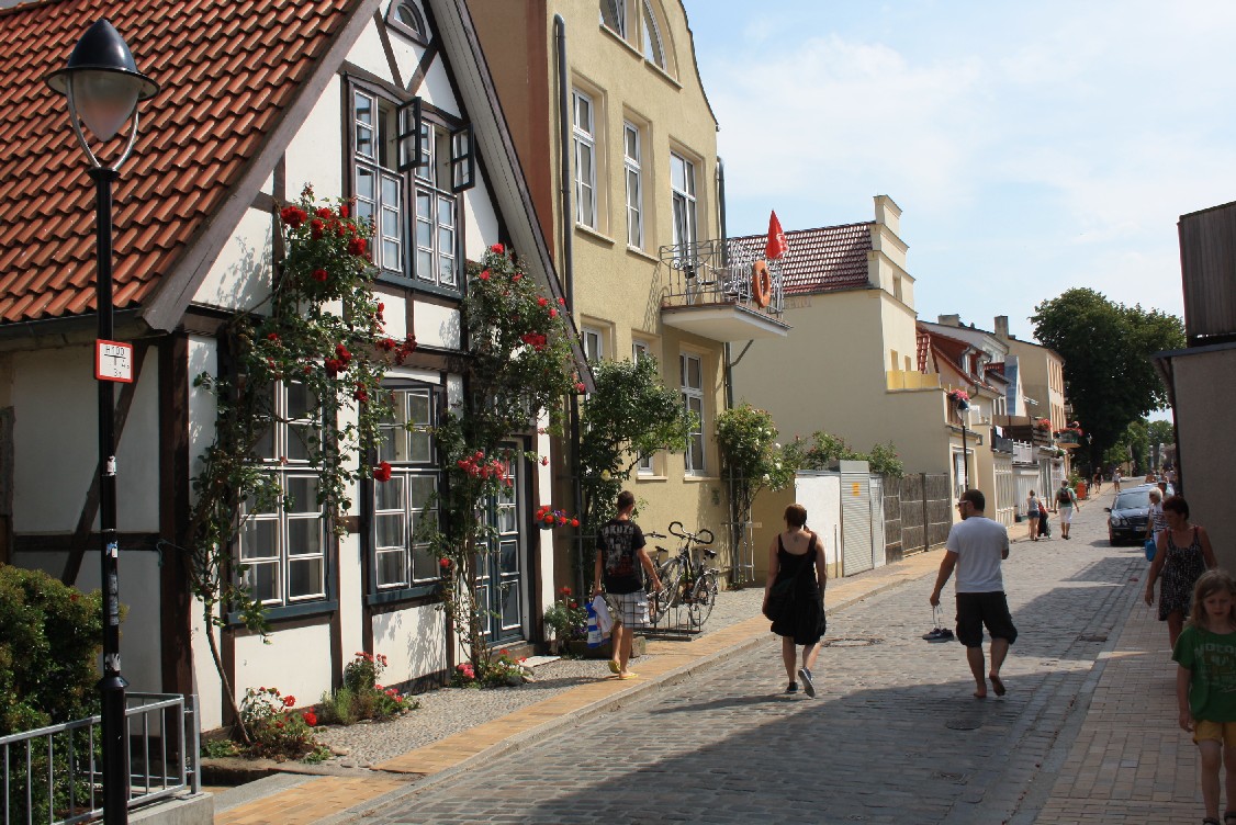 The Alexandrinenstraße is almost as pretty as the parallel main street "Am Strom" but never as crowded.