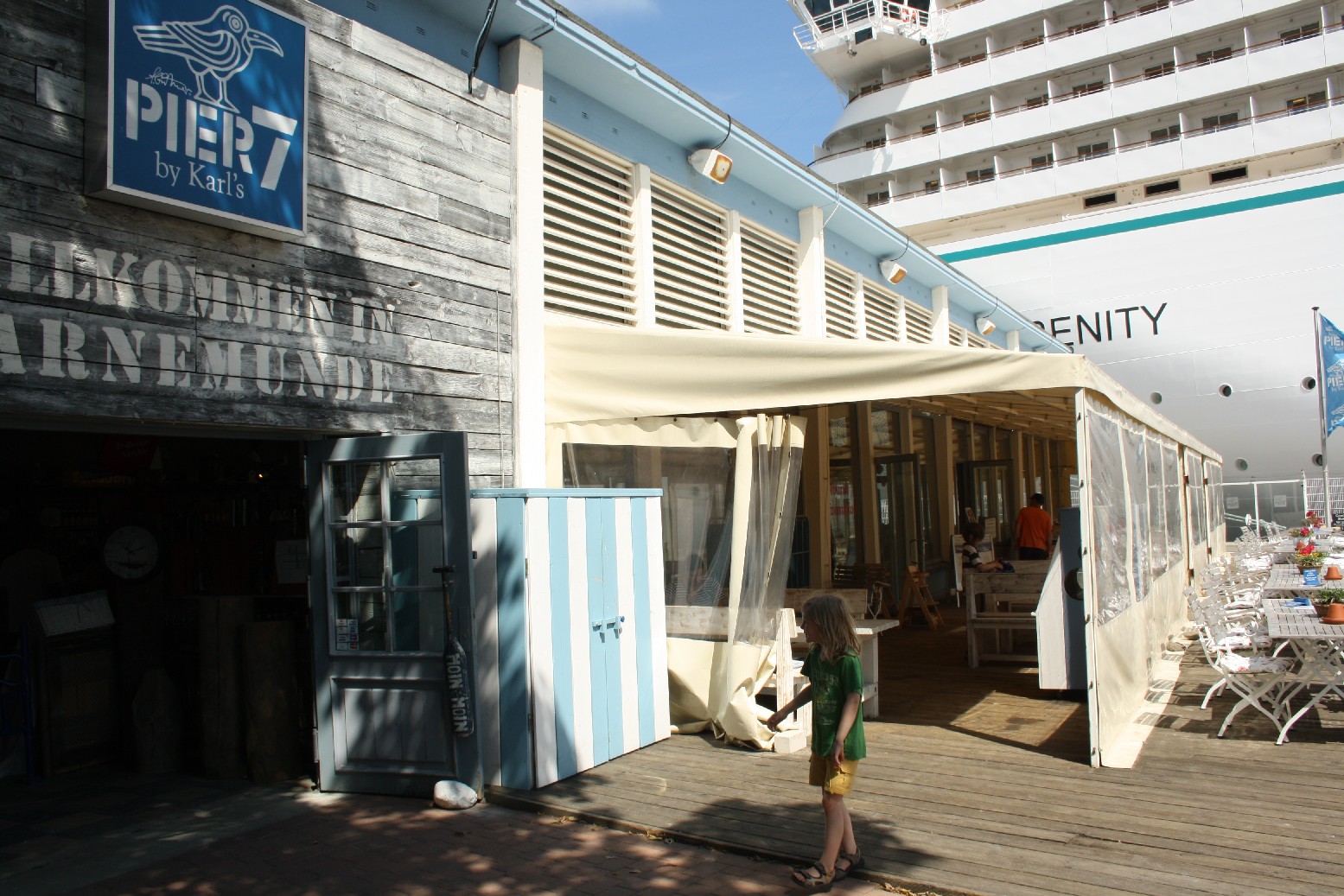 "Pier 7" combines cruiser watching, a child-friendly café and of course souvenir shopping for all tastes.