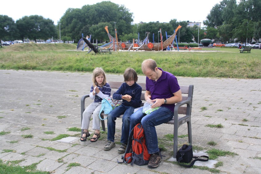 Picknick at the Schelde river, next to a nice pirate boat playground. 