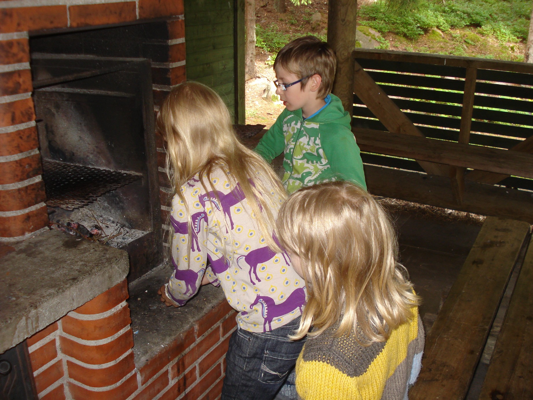 The BBQ area at the small Finnish islands is a very luxurious one. After we had finished with the sausages the kids were allowed to experiment with the fire. 