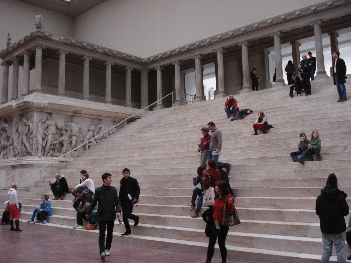 The temple of Pergamon is one of the gems of the museums on the Museum Island of Berlin. Can you spot Janis and Silas?