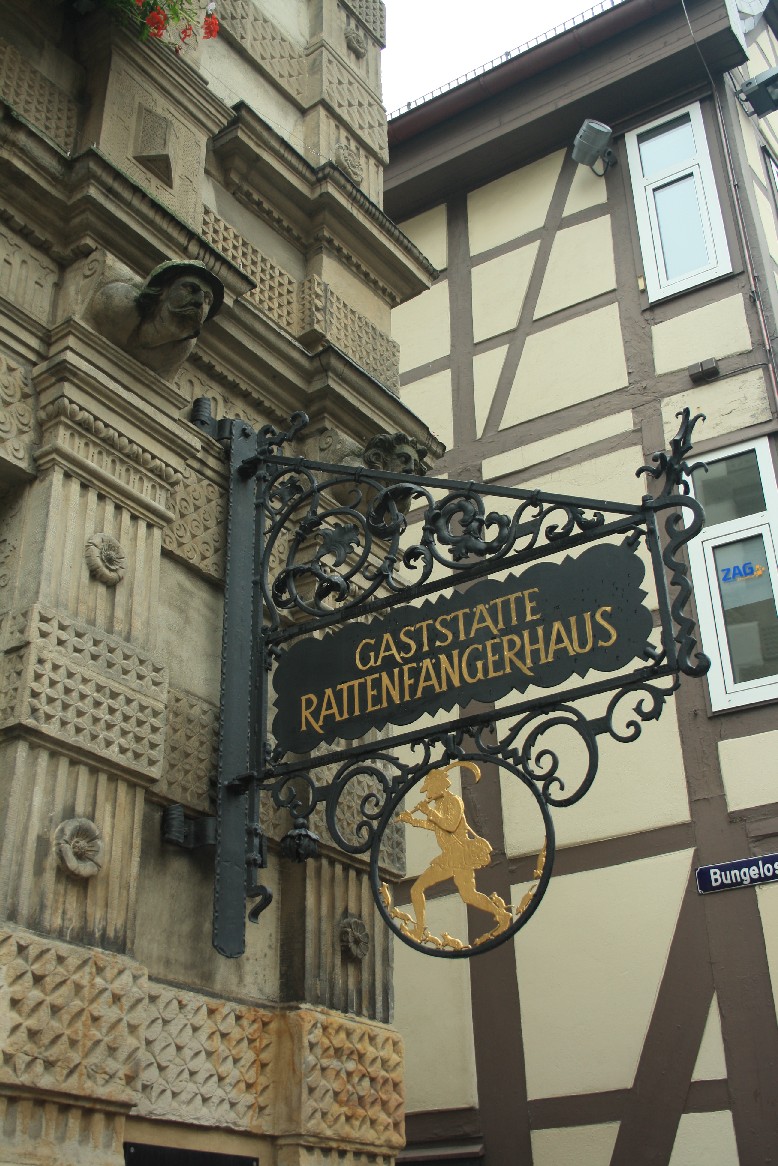 In between those two houses the Pied Piper is said to have abducted 130 children of Hamelin after saving the town from a rat infestation and not getting his reward. 