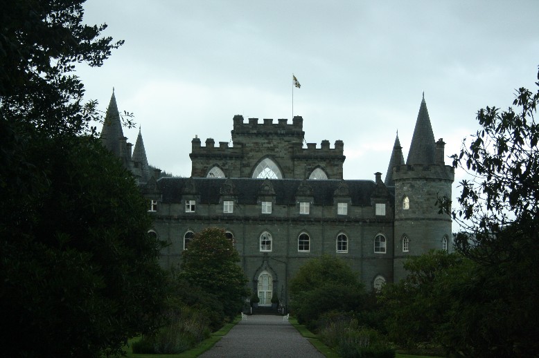 Inverary Castle looks pretty much like a fairy tale party cake, doesn't it? 
