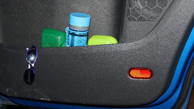 Well equipped on the backseat: to stock the kids with all things neccessary is one of our 5 tips for traveling by car with kids. (Let me know if you want the full translation. I'll do it on demand. ;) )