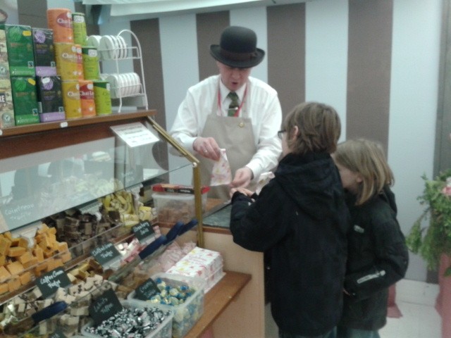 "Mr Fudge" of "Der süße Regenbogen" was a hero for our boys as he helped them select out of 40+ kinds of fudge.