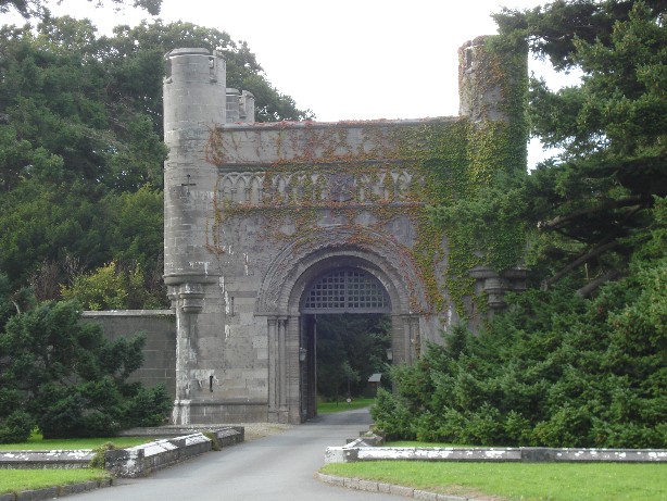 Not the entrance to our couchsufer's house but the place where we met Wales' finest hostess (Penrhyn Castle). 