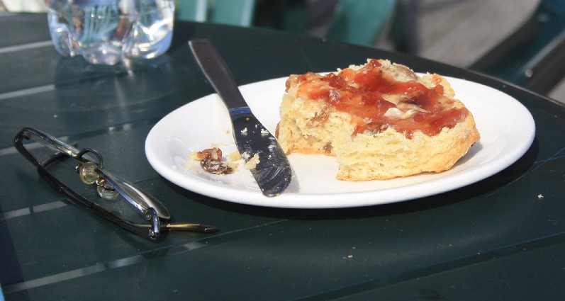 Best scones we had in all Great Britain, to be obtained at the tea room at the end of Bangor Garth Pier. 