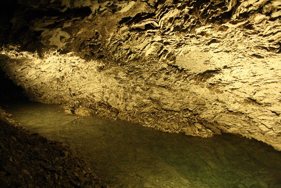 The Barbarossa Cave consists of anhydrite, a kind of gypsum. It's the only show-cave of this kind in Europe.