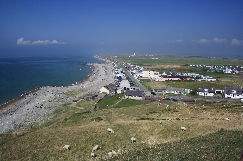 Today's Dinas Dinlle is a touristly little place without much spirit, but it's a good stop on the way due to free parking and facilities. 