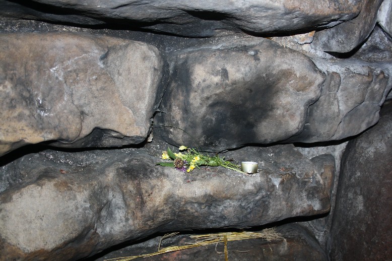 "Opfergaben" im Inneren des Grabes zeigen das Bedürfnis nach einem heiligen Ort. (Offerings inside the tomb show that some people obviously feel the need to... offer.)