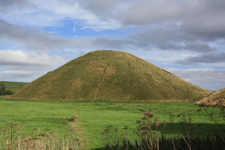 Silbury Hill ist Europas größter von Menschen gemachter Hügel. (Strictly no climbing on Silbury Hill - you see how serious this order is taken.)