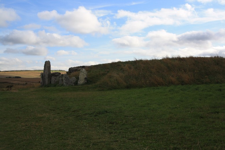 West Kennet Longbarrow ist eines der ältesten und größten Ganggräber überhaupt. (One of the oldest and biggest neolothic tombs.)