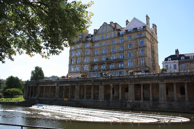 Das heutige Erscheinungsbild von Bath stammt ziemlich einheitlich aus georgianischer Zeit. (Georgian architecture seen from the banks of the river Avon.)