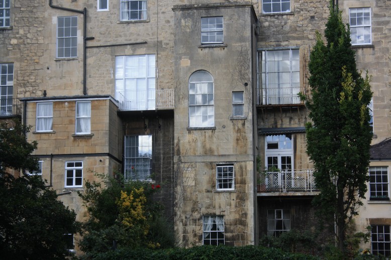 Der typische Fassadenstein sorgt für ein einheitliches Erscheinungsbild der Stadt. (Most of Bath is made of the same kind of stone.)