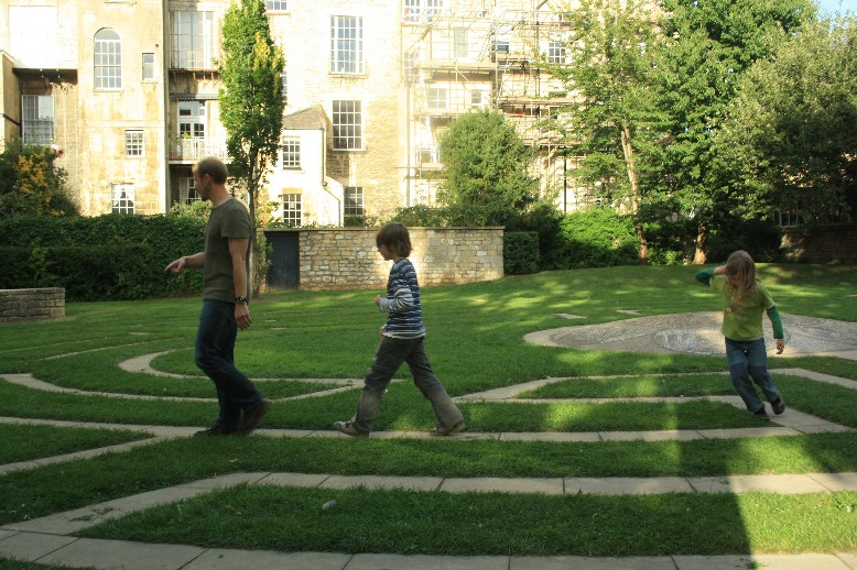 Das Labyrinth am Ufer des Avon ganz in der Nähe der Pulteney Brücke beschäftigt Kinder überraschend lange überraschend gut. (The maze close to the river banks just off Pulteney Bridge is a nice place that can keep kids surprisingly busy for a surprisingly long time.)