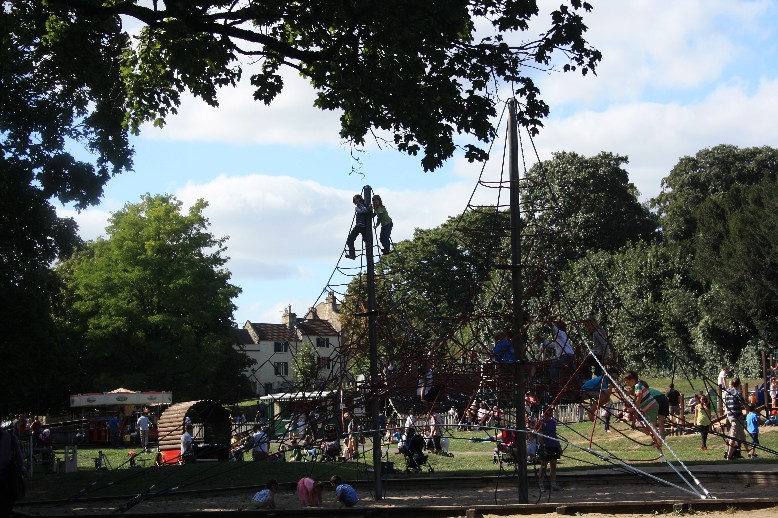 Leider hab ich zu viel gequatscht und mich zu wenig bemüht, die Größe und Großartigkeit dieses Spielplatz abzubilden. (The play area of Royal Victoria Park is much cooler than this picture implies.)