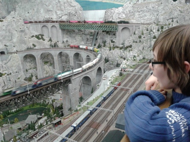 Die gigantischen Eisenbahnanlagen ließen vor allem Janis' Herz höher schlagen. (Gigantic model railways at the Miniature Wonderland in Hamburg.)