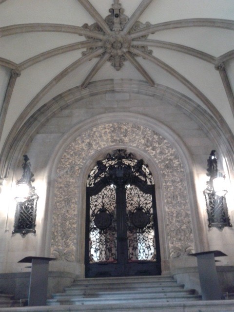 Hauptsache warm: Zehen aufwärmen im Hamburger Rathaus (ausstaffiert mit Obernkirchener Sandstein übrigens). (Inside Hamburg's city hall.)