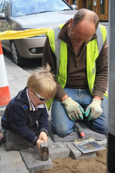Wir haben viele unglaublich freundliche Iren getroffen. (People are so friendly in Ireland! When Silas was looking for work, he was immediately hired.)