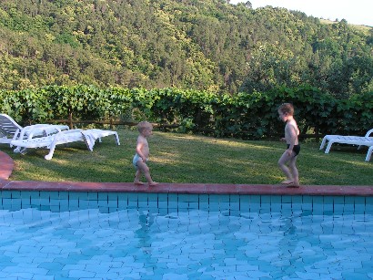 In Italien 2008 genossen wir einigen Luxus in unserer Toskana-Ferienwohnung... (In Tuscany we enjoyed a nice apartment including a pool...)