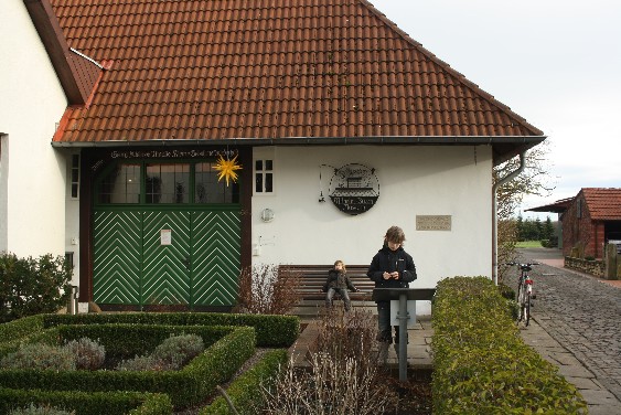 Das Wilhelm-Busch-Geburtshaus mitten in Wiedensahl beherbergt ein kleines, aber ausgeklügeltes Museum. (Wilhelm Busch's birthplace is home to a great little museum.)