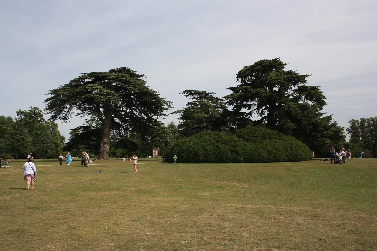 Gut besucht, aber nie überfüllt: Park und Garten laden zu ausgiebigen Spaziergängen ein. (Well visited, but never over-crowded, thanks to the HUGE park and gardens.)