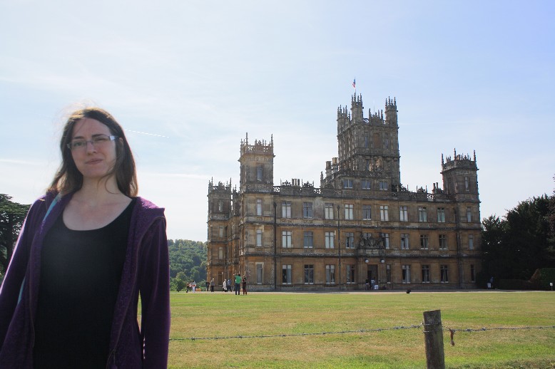 Das schlechte Foto "Mutti an Stacheldrahtzaun vor Downton Abbey" gibt's sogar gratis. (This photo spot is accessible even for free.)