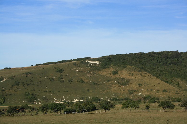 Das Weiße Pferd von Litlington ganz in der Nähe des Langen Manns von Wilmington ist um 1838 entstanden. (The White Horse of Litlington near the Long Man of Wilmington was created around 1838.)