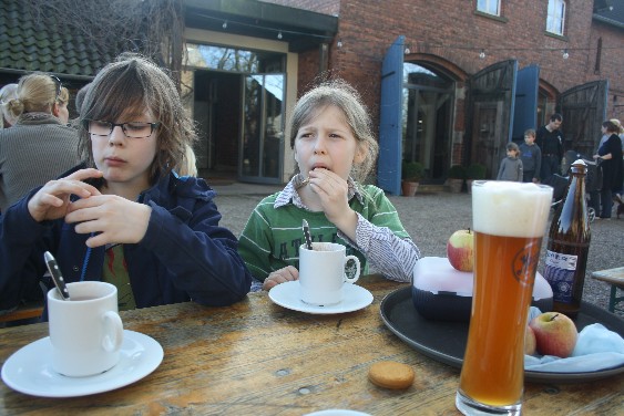 Heiße Schokolade, Cappuccino und Bier gab's im Café Hofgarten, nur zum Sattwerden müssen wir im März noch auf eigene Reserven zurückgreifen. 