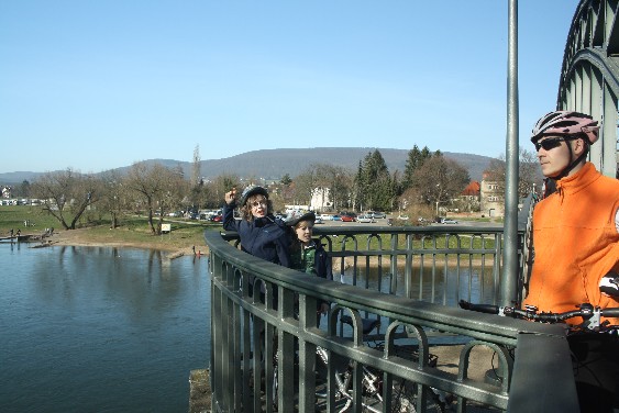 Noch schippert nichts unter der Rintelner Weserbrücke durch. 