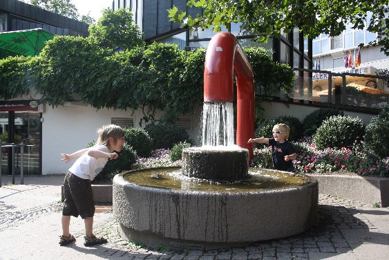 Städtebaulich ist Kiel nicht so das Gelbe vom Ei, aber die Kinder haben Spaß beim Brunnen am Alten Markt. (Kiel is not blessed with a nice old town, but the boys have fun at the fountain at the "Old Market" regardless.) 