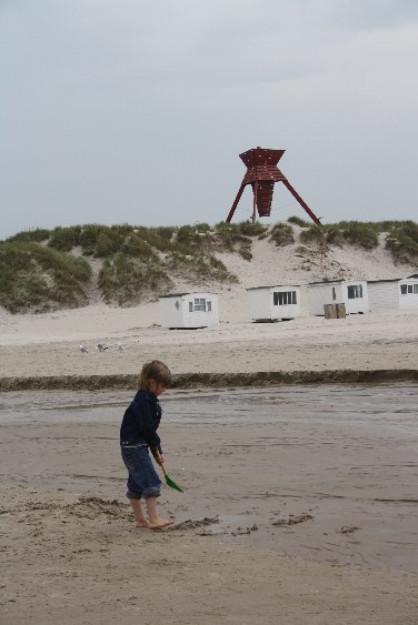 Die weißen Häuschen, in denen ursprünglich die Fischer ihr Arbeitszeug lagerten, gaben Blokhus seinen Namen. (The white huts for fishing-gear gave the name to the village.)