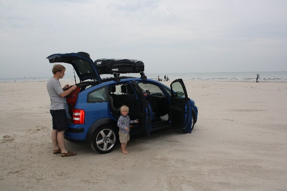 In Blokhus ist Parken direkt am Strand erlaubt. (Parking at the beach in Blokhus, Denmark.)