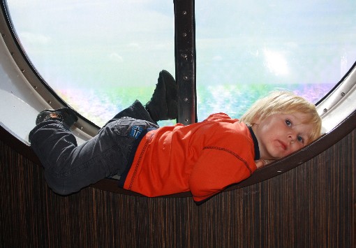 Silas erkundet die Fähre und findet überall ein Plätzchen, um es sich gemütlich zu machen. (Silas explores the ferry and finds a place to rest.) 