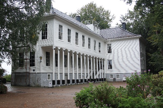 Das Gimle Gård Herrenhaus direkt neben dem Naturkundemuseum baute sich ein Kaufmann in der Wende zum 19. Jahrhundert. Die Inneneinrichtung ist auf dem Stand von 1982, als die letzte Erbin starb und testamentarisch verfügte, ein Museum daraus zu machen. (Gimle Gård was built by a merchant at the turn to the 19th century. It was turned into a museum after the last heiress died in 1982.)