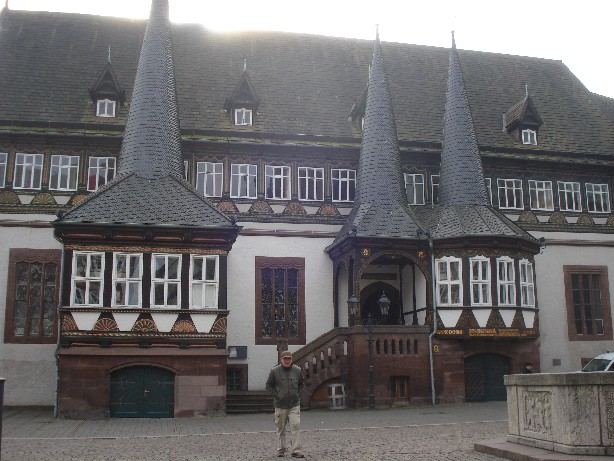Opa zeigt uns Einbeck - hier das Alte Rathaus am Marktplatz. (Grandpa shows us his home-town: the old town-hall of Einbeck.)