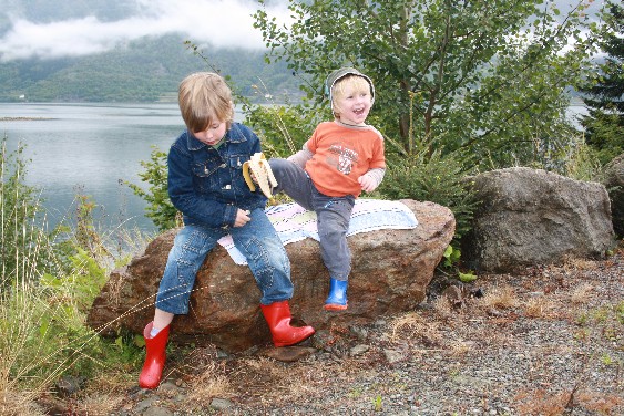 Regenpause mit Picknick am Fjord. Was wir da noch nicht wussten: Silas sitzt gerade eine Nacktschnecke platt. (Picknick stopp in a brief moment of clear skies. What we did not know: Silas was sitting on a slug.)