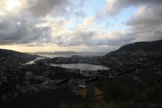 Die Regenstadt von oben, ganz in der Nähe des Hostels. (Bergen seen from the viewpoint close to the hostel.)