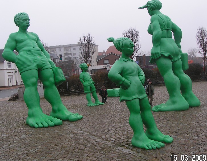 Die "grünen Menschen" auf dem Bahnhofsvorplatz von Westerland waren bei unseren Jungs extrem beliebt. (Our boys loved the "green people" at the place in front of the station in Westerland.) 