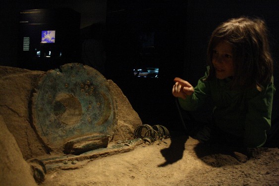 So sah die Himmelsscheibe von Nebra aus, als Raubgräber sie stümperhaft aus dem Boden buddelten. Ihre Nachbildung fasziniert die Besucher der Ausstellung auf Augenhöhe.