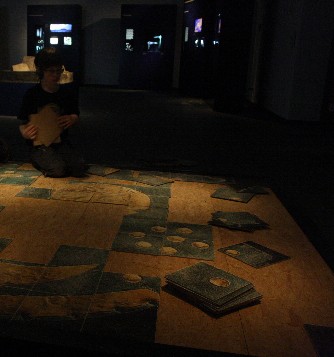 Wer sich noch näher mit der Himmelsscheibe auseinandersetzen möchte, setzt sie passgenau wieder zusammen. (The puzzle is a lot more demanding than it looks - family fun in the touring exhibition in Minden.)