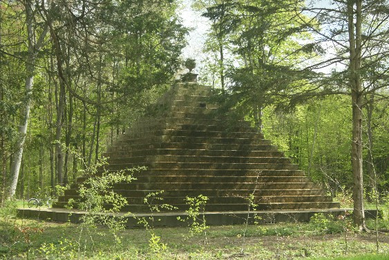 Im Sommer schon mystisch, aber auch im Winter ein lohnendes Ausflugsziel: Graf Wilhelms Pyramide. 