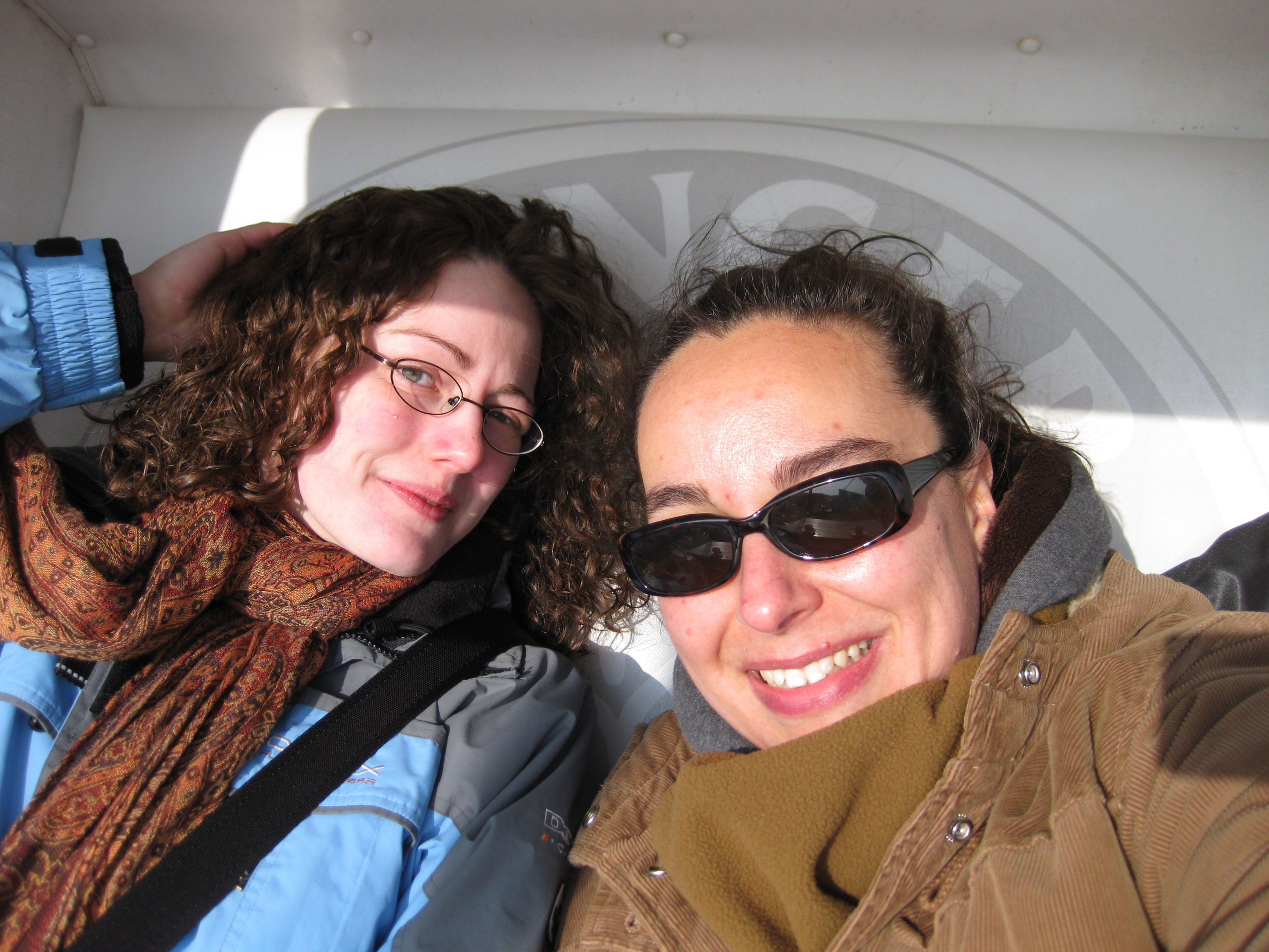 Zwei müde Mütter nach dem Genuss eines sehr exklusiven Cappuccinos in der Sansibar. (Two tired mums after a very exclusive cappuccino at Sylt's very exclusive café Sansibar.) Foto: Raumfee. 