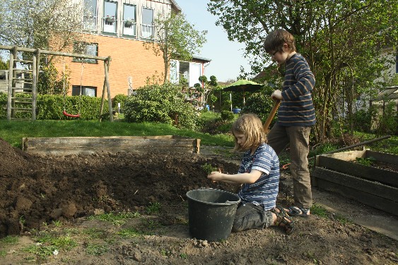 Bei solchem Wetter doch besser als ein Museum: Kinderarbeit im Gemüsegarten. (When the sun shines in spring, working in the garden beats any museum trip.)