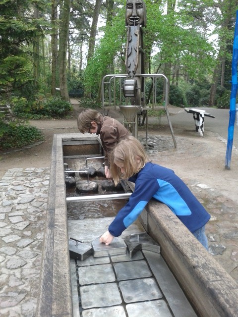 Die Wasserspiele sind für die meisten Kinder mindestens genauso spannend wie die Tiere. Wechselklamotten nicht vergessen!